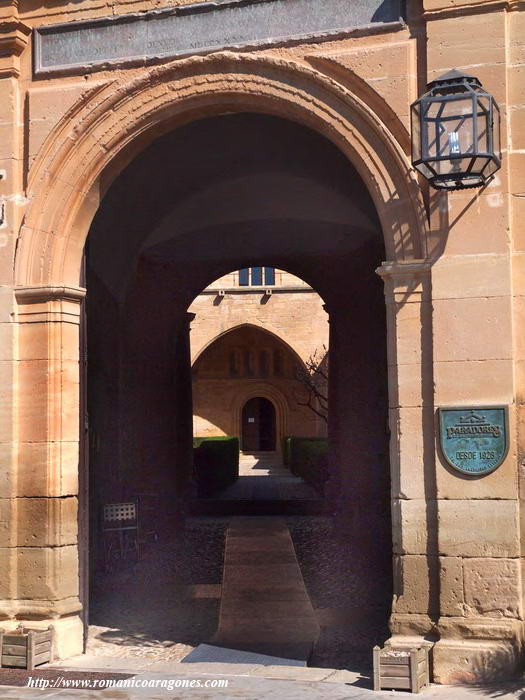 PUERTA DE ENTRADA AL PARADOR